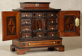 Petit cabinet en bois d'if Egra Bohême XVIIe